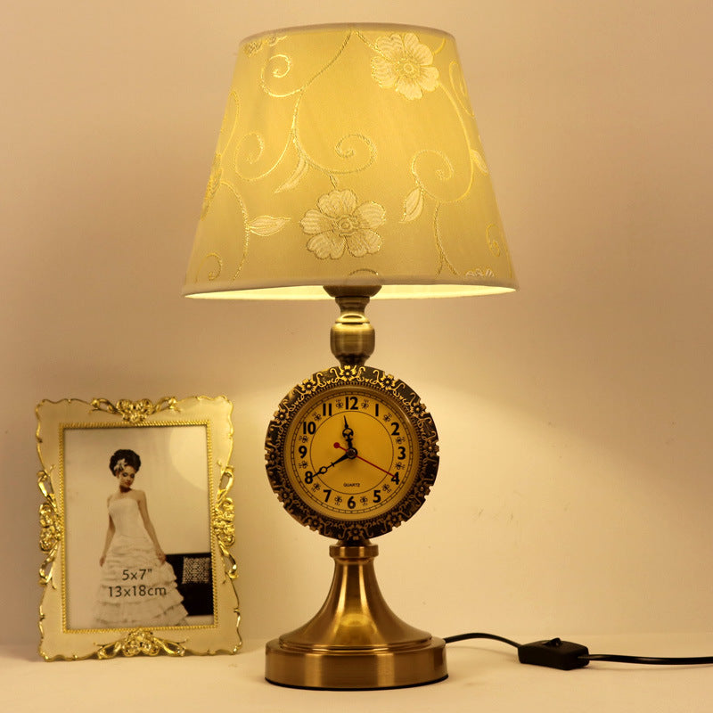 Vintage Table Lamp with Built-in Clock - A Timeless Classic