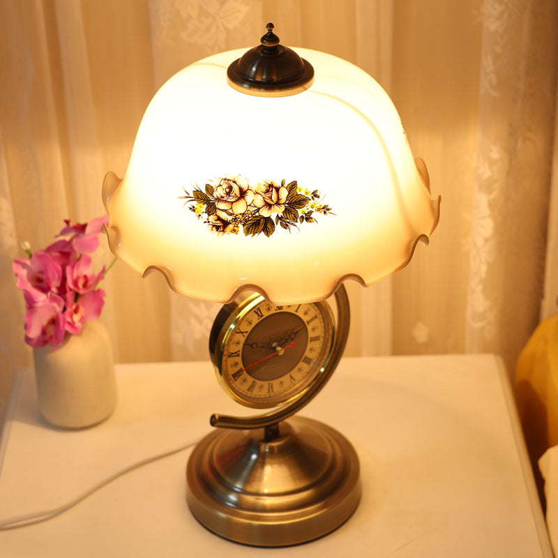 Vintage Table Lamp with Built-in Clock - A Timeless Classic