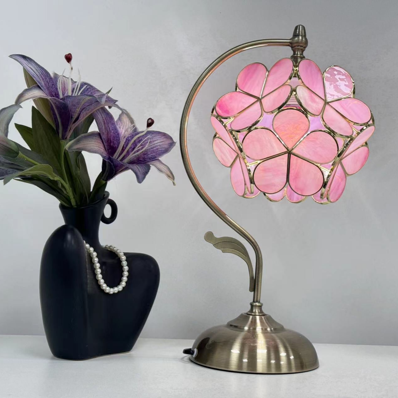 Vintage Flower Petal Table Lamp - A Delicate and Romantic Touch