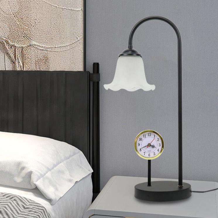 Vintage Table Lamp with Built-in Clock - A Timeless Classic