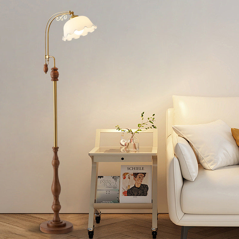 Vintage-Inspired Floor Lamp with Glass Shade - A Touch of Nostalgia