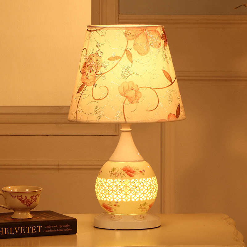 Vintage Floral Table Lamp with Ceramic Base - A Touch of Romantic Elegance