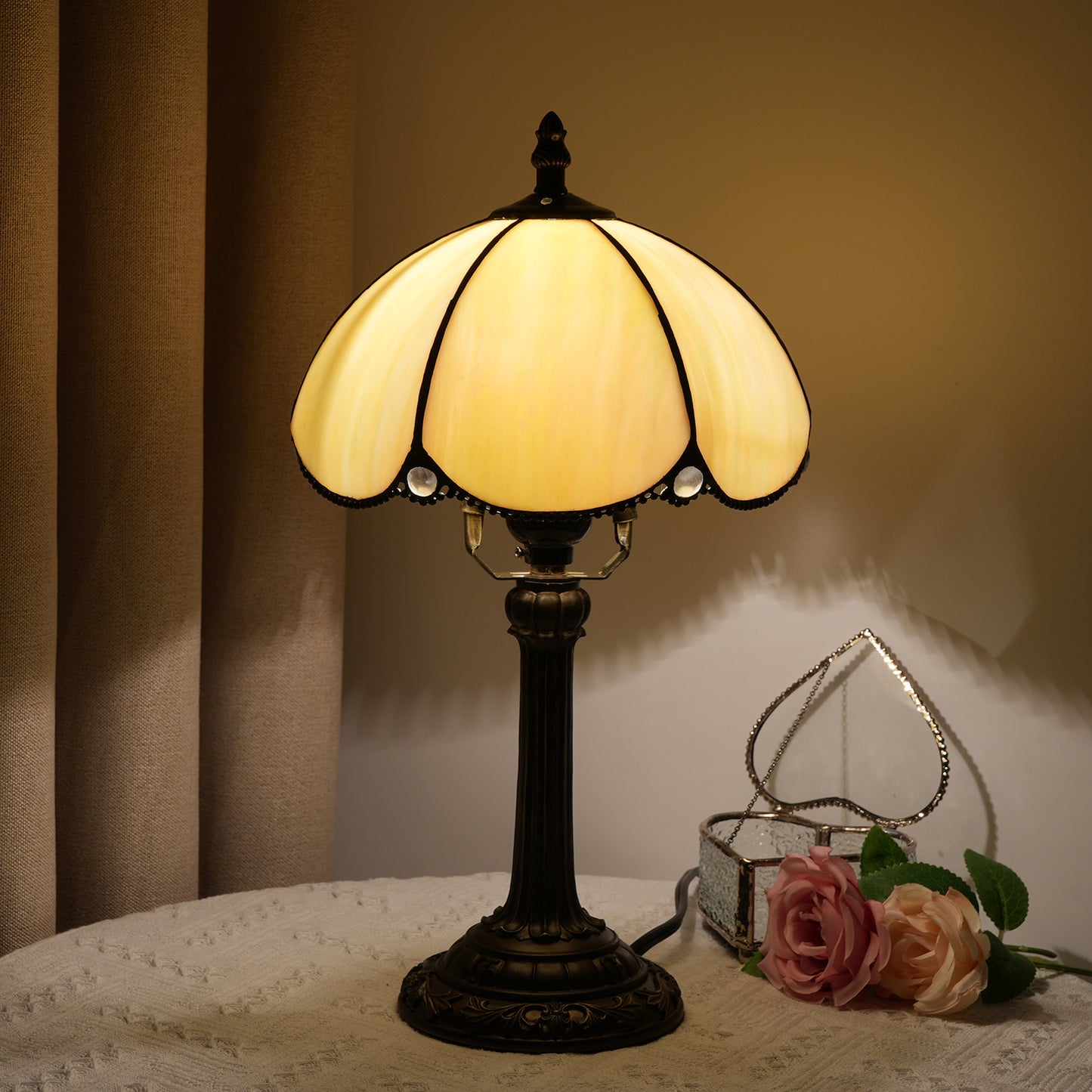 Vintage Tiffany Style Table Lamp - A Touch of Timeless Elegance