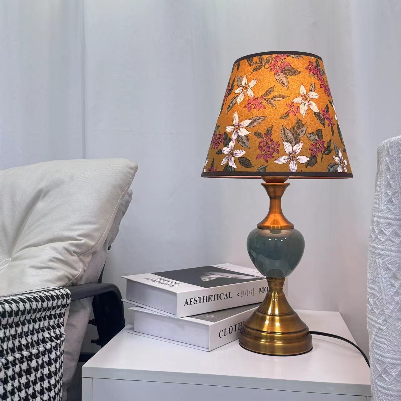 Vintage Floral Table Lamp - A Touch of Romantic Elegance