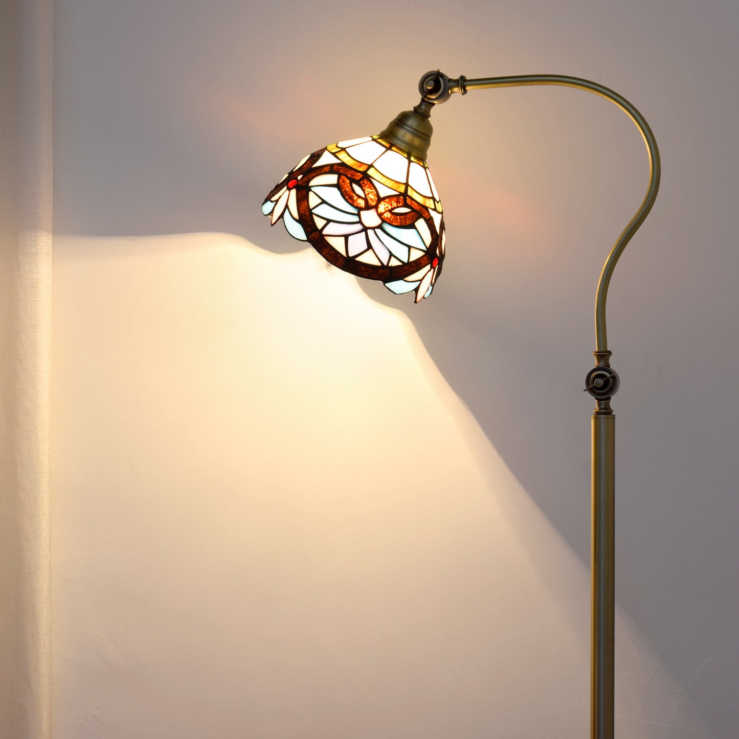 Art Deco Tiffany Style Floor Lamp - A Timeless Classic