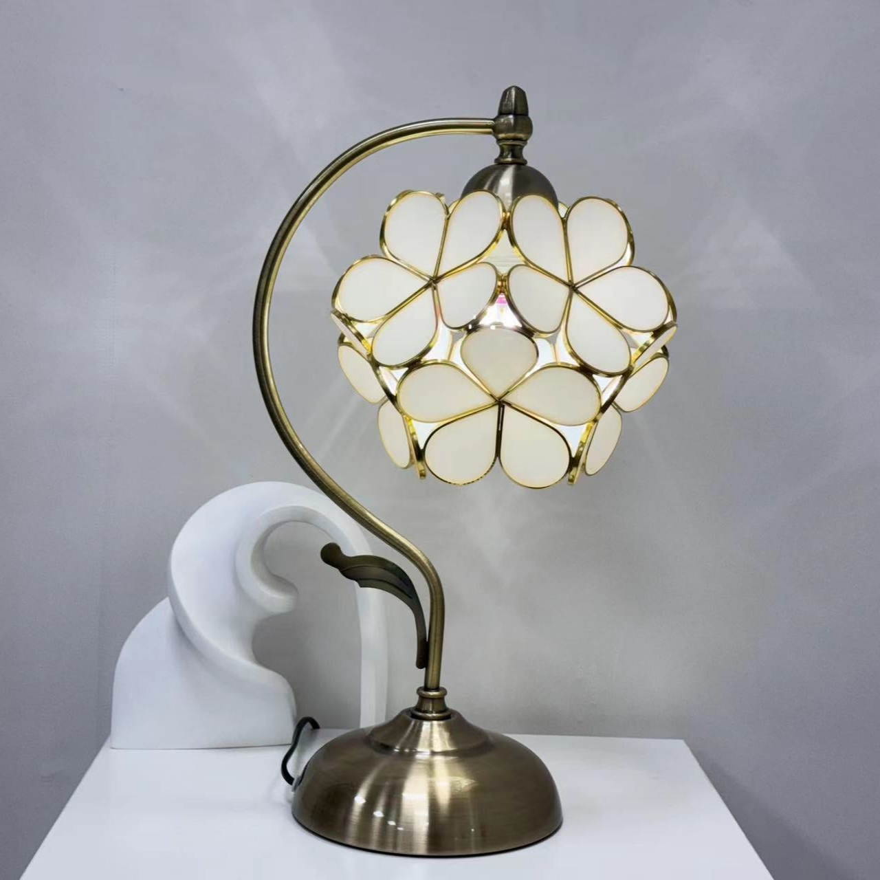 Vintage Flower Petal Table Lamp - A Delicate and Romantic Touch