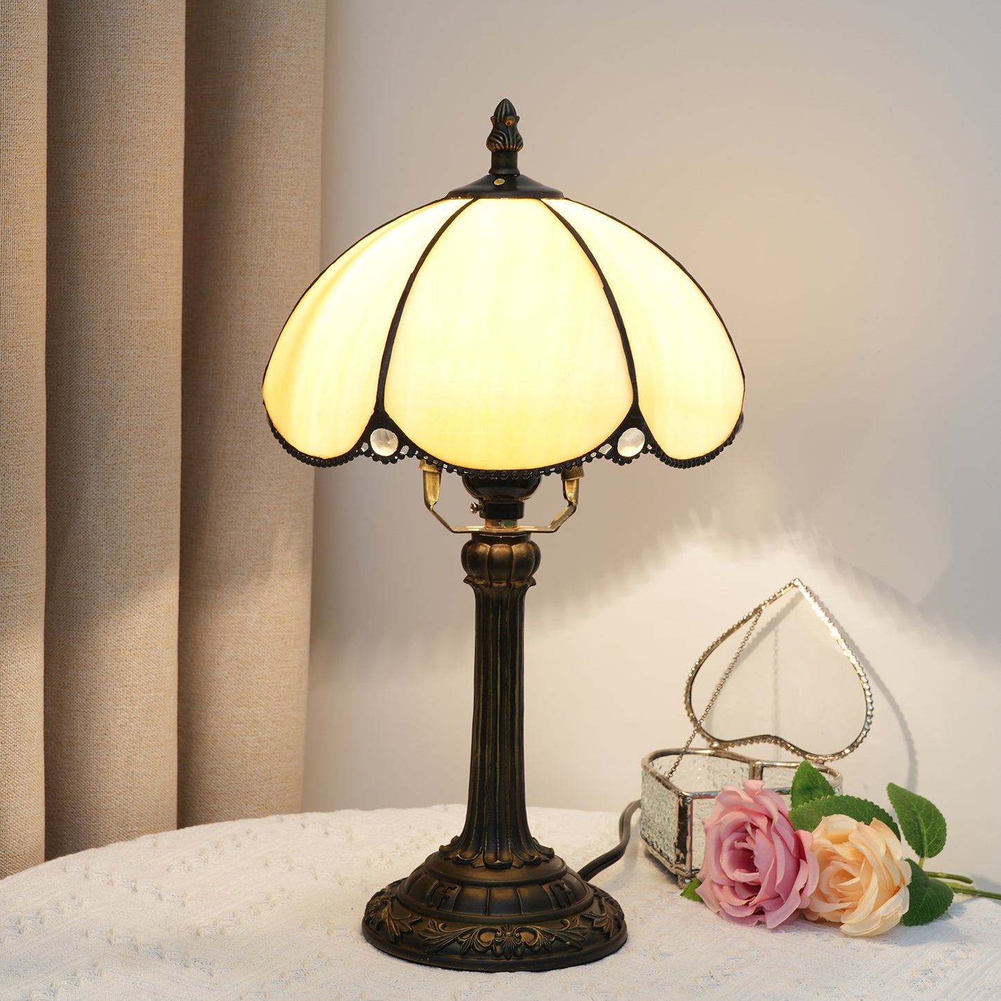 Vintage Tiffany Style Table Lamp - A Touch of Timeless Elegance