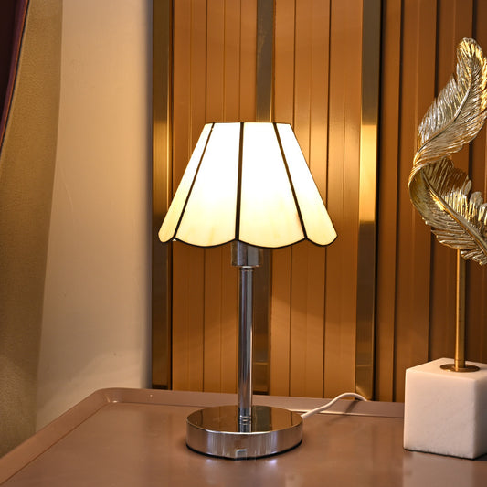 Vintage Stained Glass Table Lamp - A Touch of Timeless Elegance