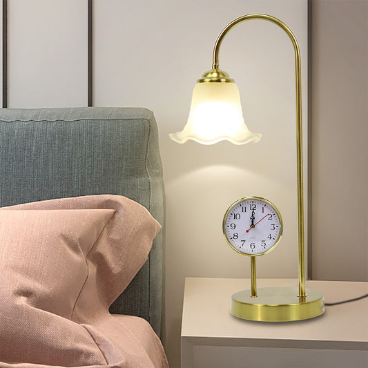 Vintage Table Lamp with Built-in Clock - A Timeless Classic