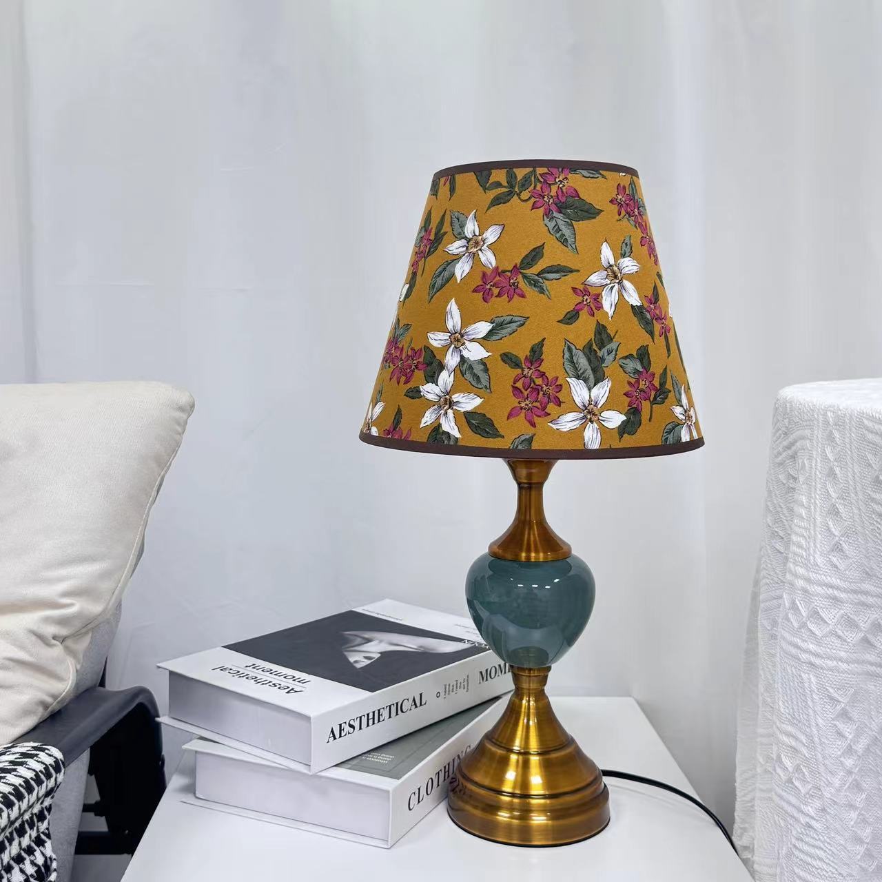 Vintage Floral Table Lamp - A Touch of Romantic Elegance