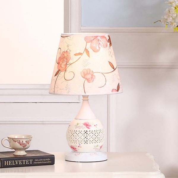 Vintage Floral Table Lamp with Ceramic Base - A Touch of Romantic Elegance