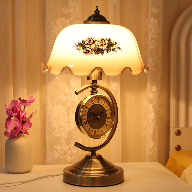 Vintage Table Lamp with Built-in Clock - A Timeless Classic