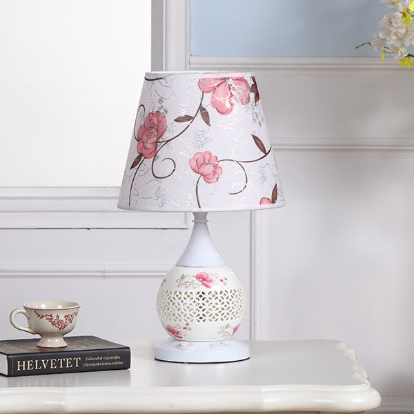 Vintage Floral Table Lamp with Ceramic Base - A Touch of Romantic Elegance